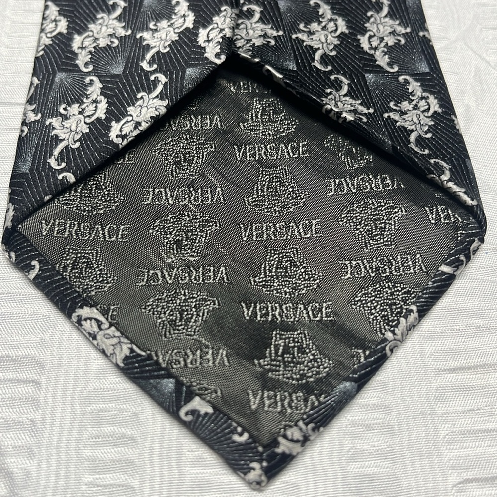 Versace Men's Tie.
Dual pattern and gorgeous black/gray/white. - Picture 8 of 8
